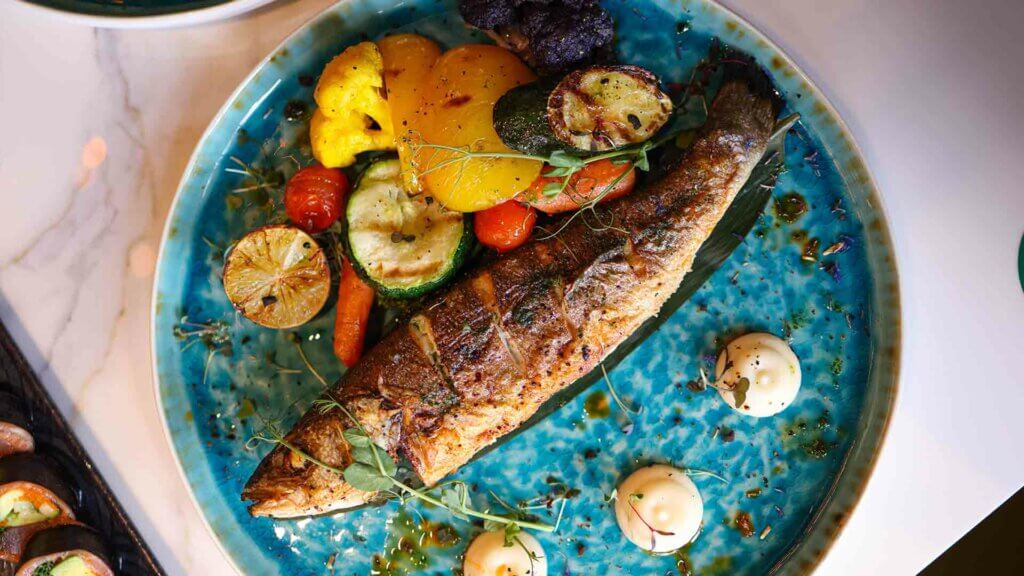 Recette rééquilibrage alimentaire : un plat de poisson en papillote avec légumes