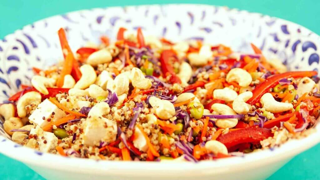 Recette rééquilibrage alimentaire : une salade de quinoa aux légumes grillés et poulet